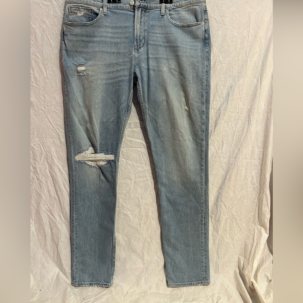 Hudson Jeans
Ripped knee skinny fit
Size 40